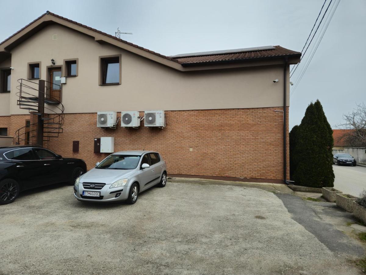 Penzion Pod Zamkom-Boleráz Exterior foto